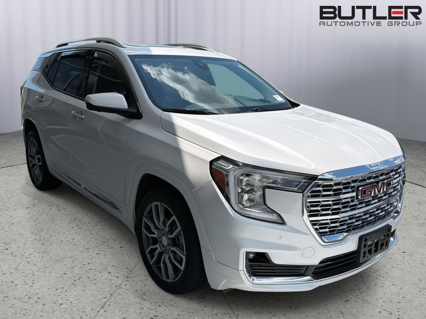 Used 2024 GMC Terrain Denali w/ Denali Premium Package AWD/4WD image 8