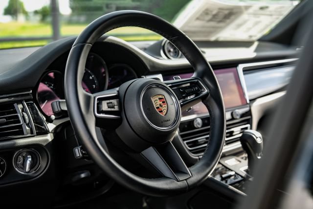 Used 2025 Porsche Macan AWD/4WD image 19