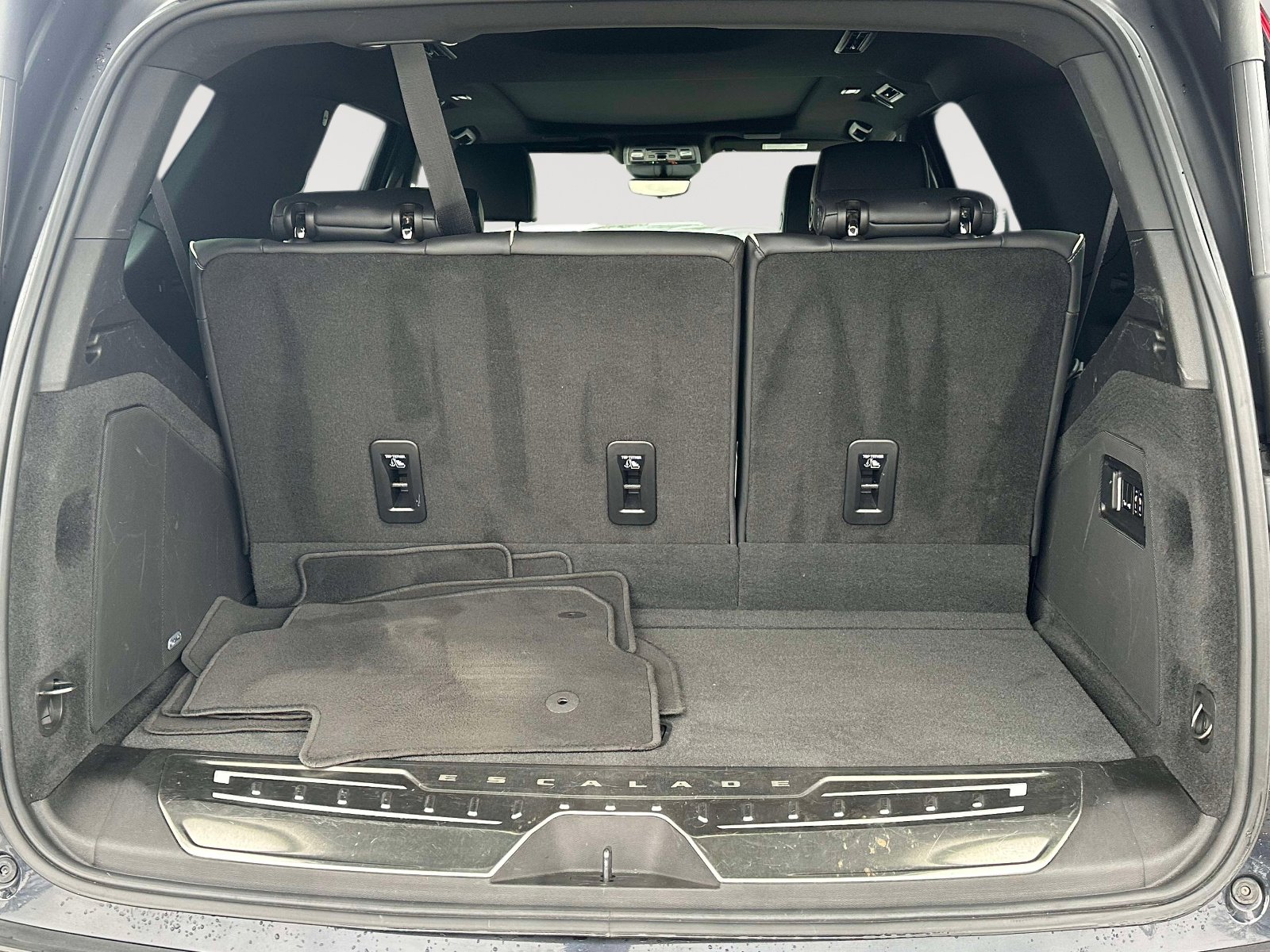 Used 2022 Cadillac Escalade Premium Luxury w/ LPO, Illumination Package image 37