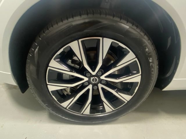 Used 2025 Volvo XC60 B5 Plus AWD/4WD image 5