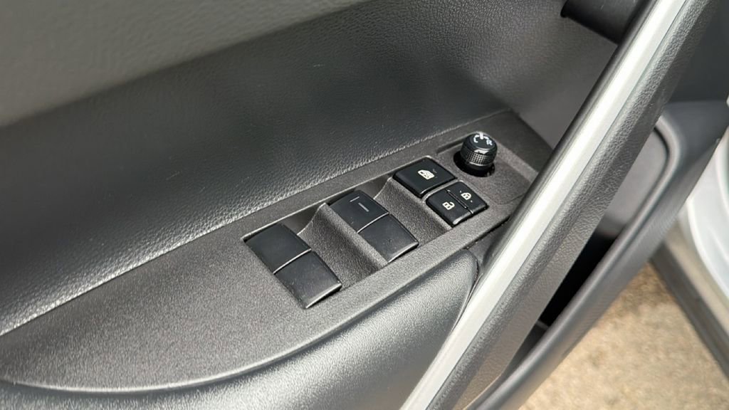 Used 2025 Toyota Corolla Cross XLE FWD image 15