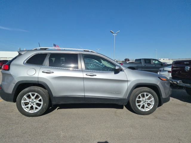 Used 2017 Jeep Cherokee Latitude w/ Cold Weather Group AWD/4WD image 4