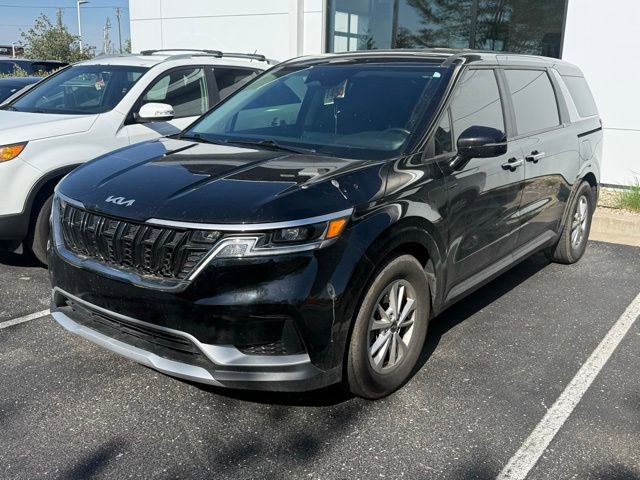 Used 2023 Kia Carnival LX FWD image 2