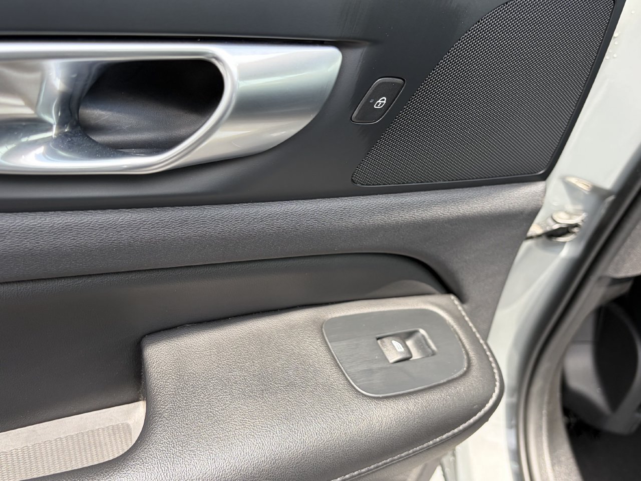 Used 2024 Volvo S60 B5 Core FWD image 16