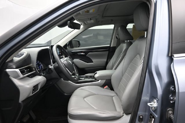 Used 2022 Toyota Highlander XLE FWD image 6