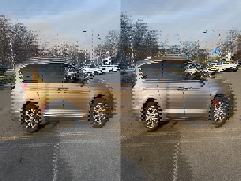 Used 2018 Chrysler Pacifica Touring-L w/ Advanced Safetytec Group image 13