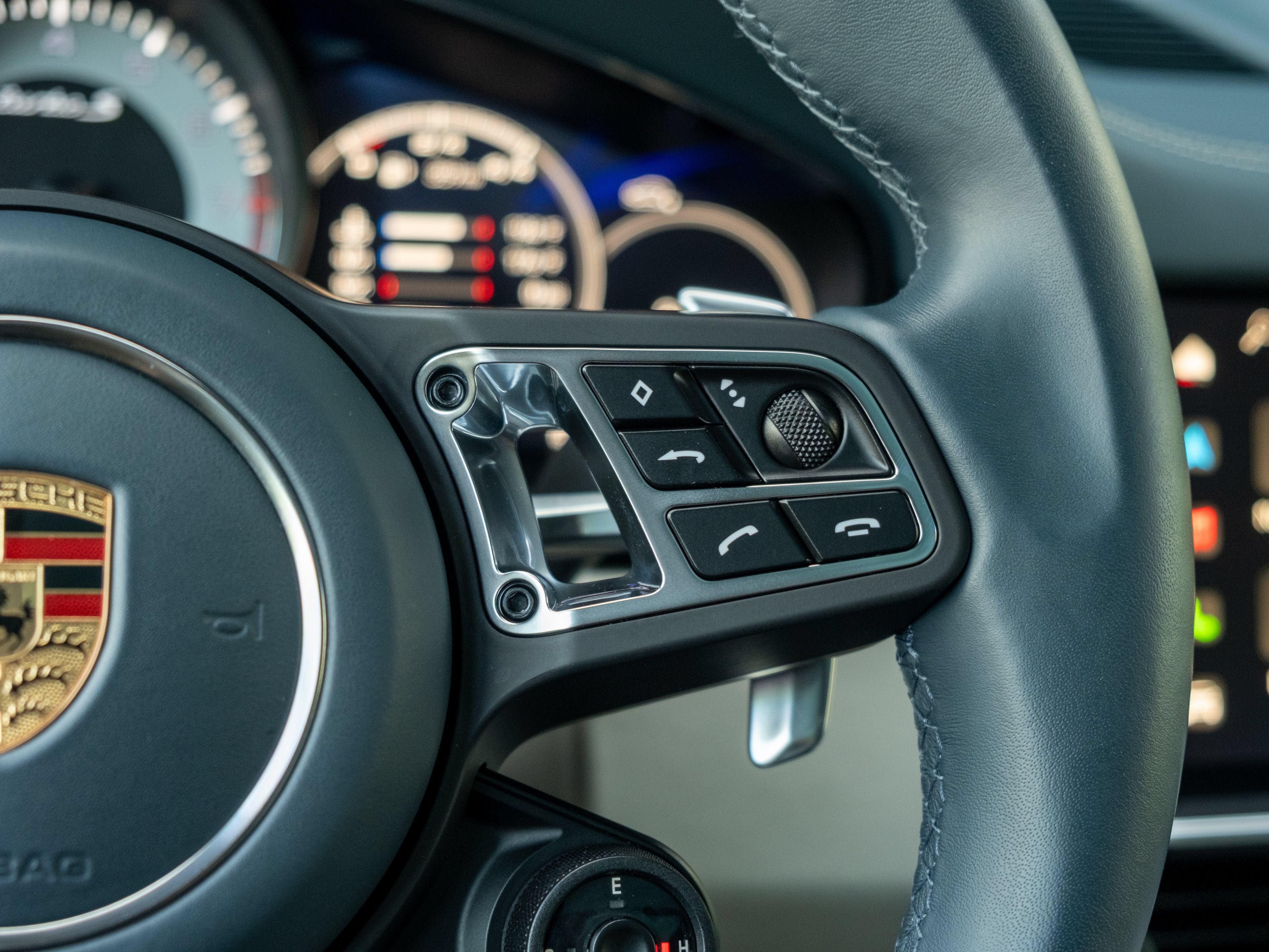 Certified 2023 Porsche Cayenne Turbo S AWD/4WD image 27