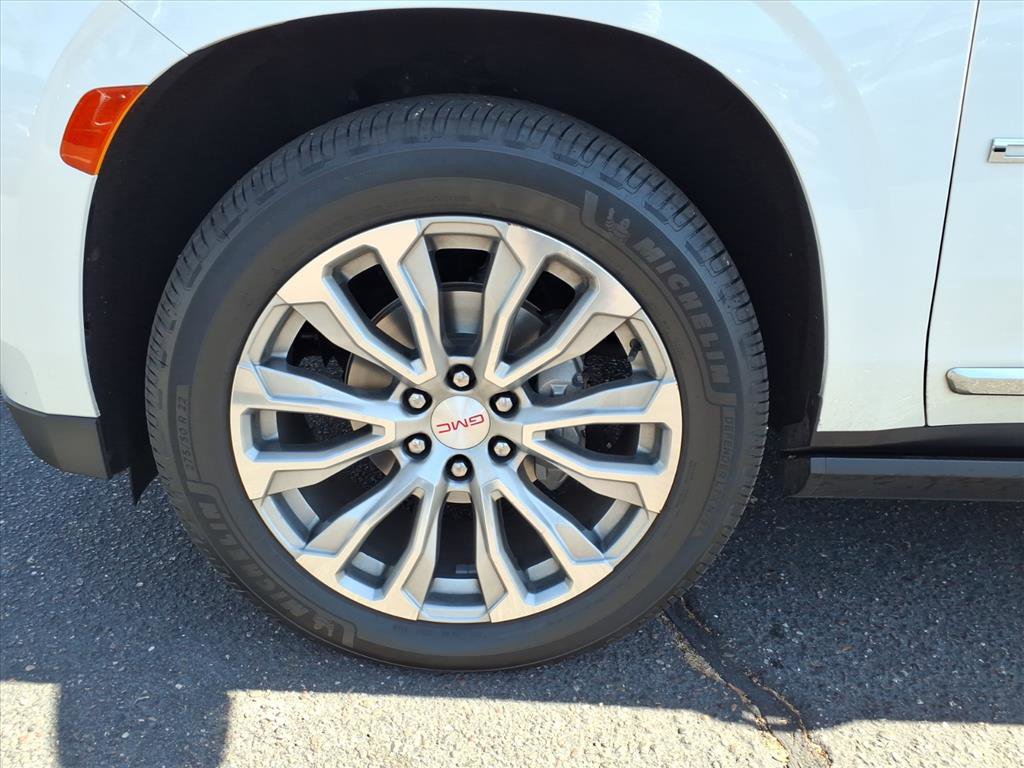 Used 2022 GMC Yukon XL Denali w/ Denali Premium Package image 9