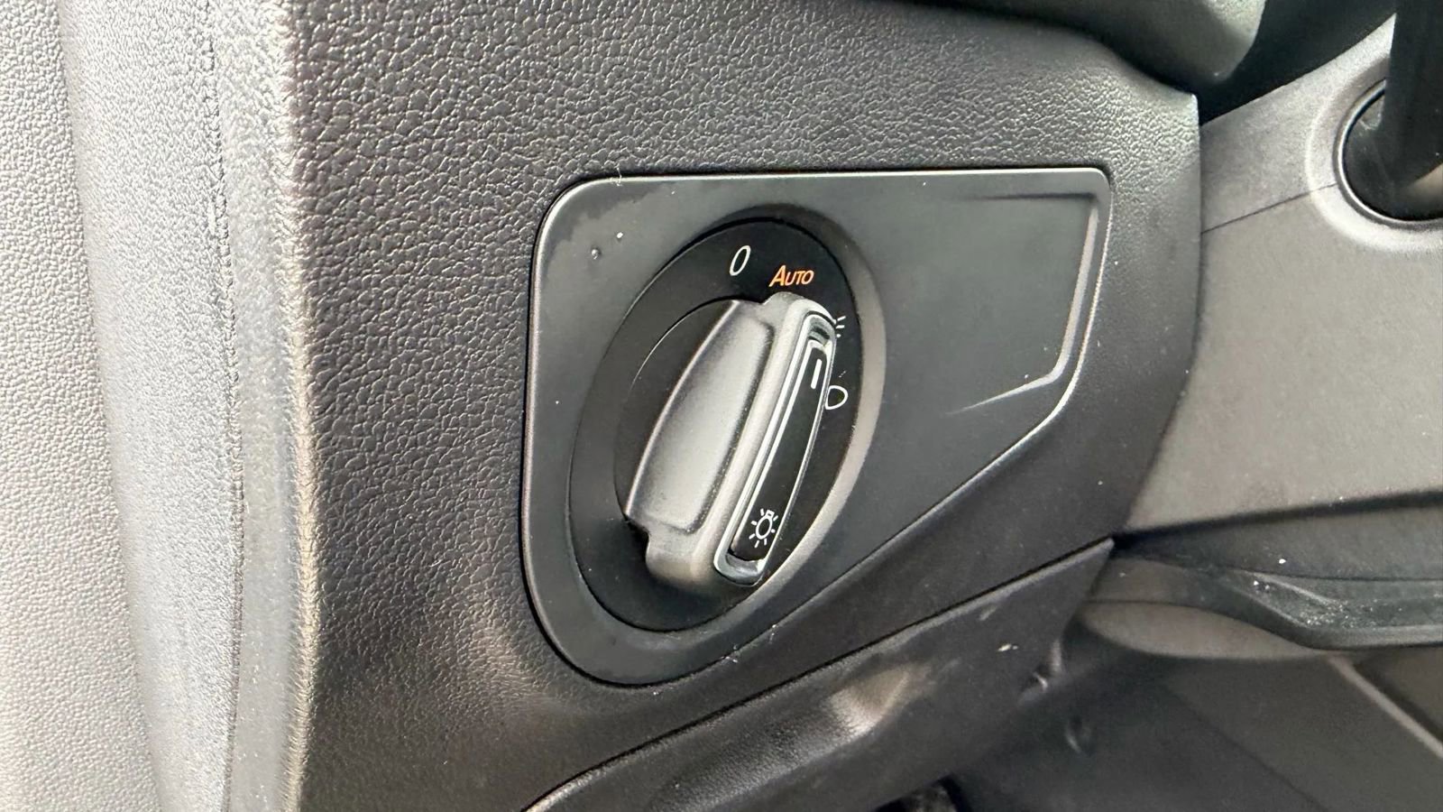 Used 2018 Volkswagen Tiguan SE w/ Panoramic Sunroof Package image 27