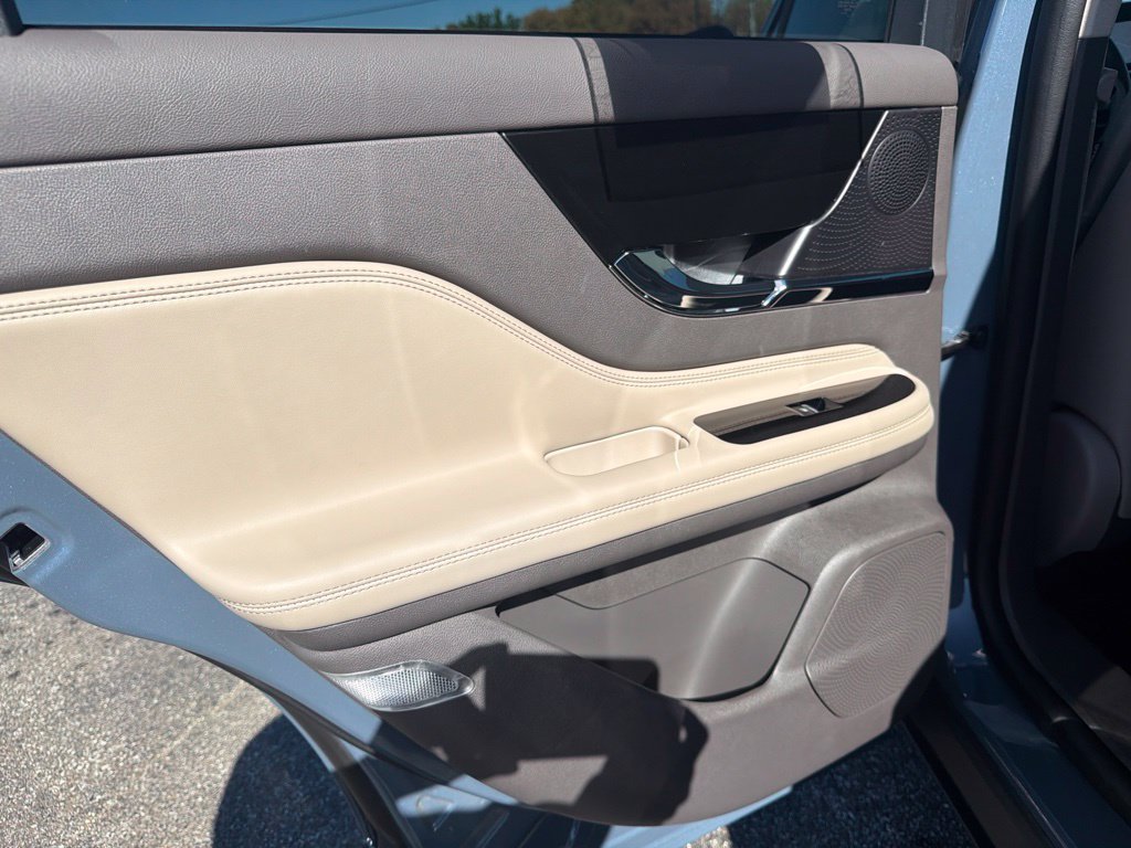 Used 2023 Lincoln Corsair AWD image 13