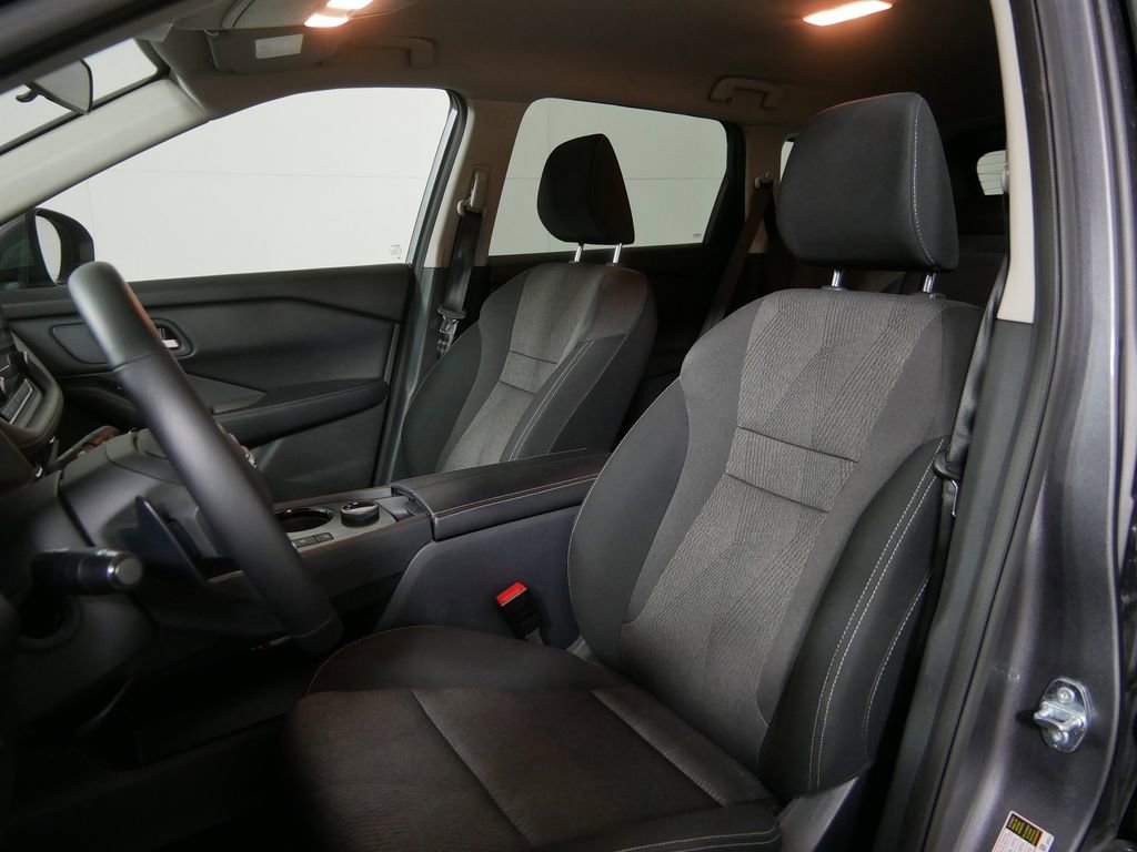 Used 2025 Nissan Rogue SV image 14