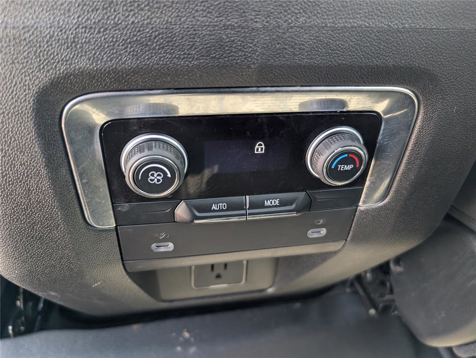 Used 2024 Chevrolet Suburban Z71 AWD/4WD image 17