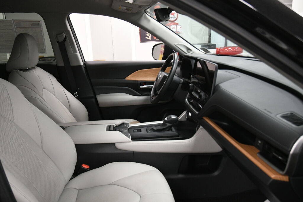 Used 2024 Toyota Grand Highlander Limited image 31