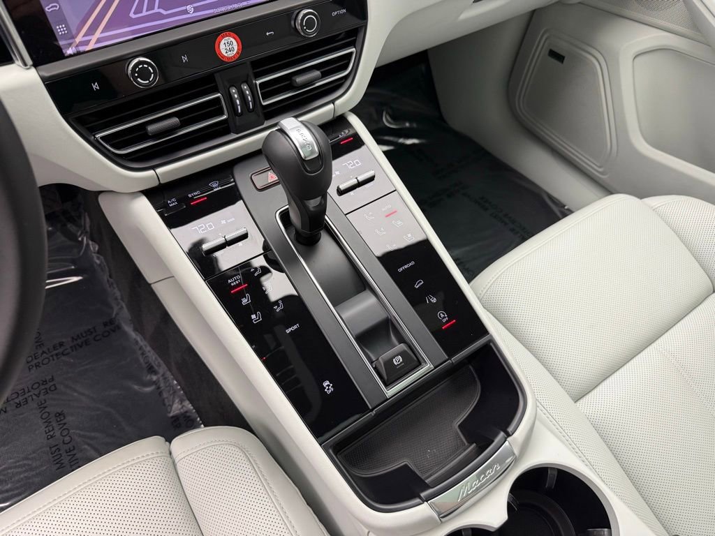 Certified 2025 Porsche Macan image 15