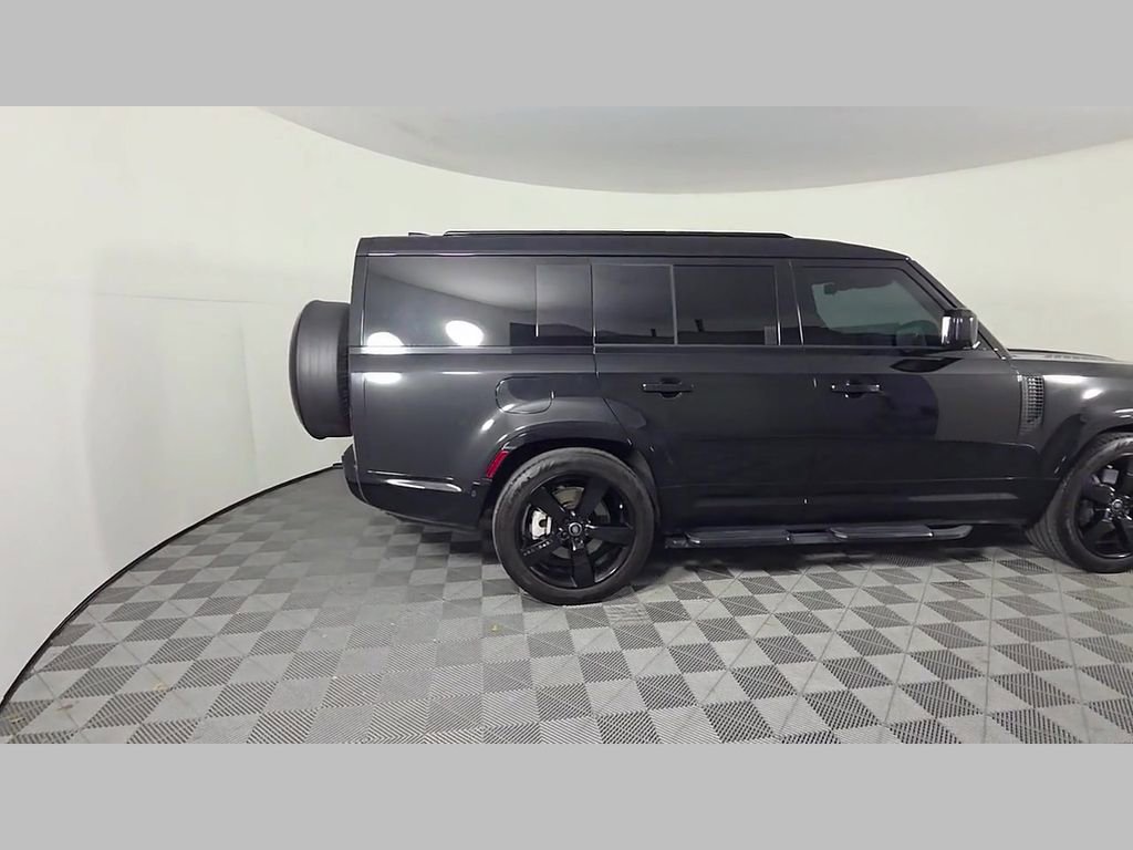 Used 2025 Land Rover Defender 130 X-Dynamic SE image 37