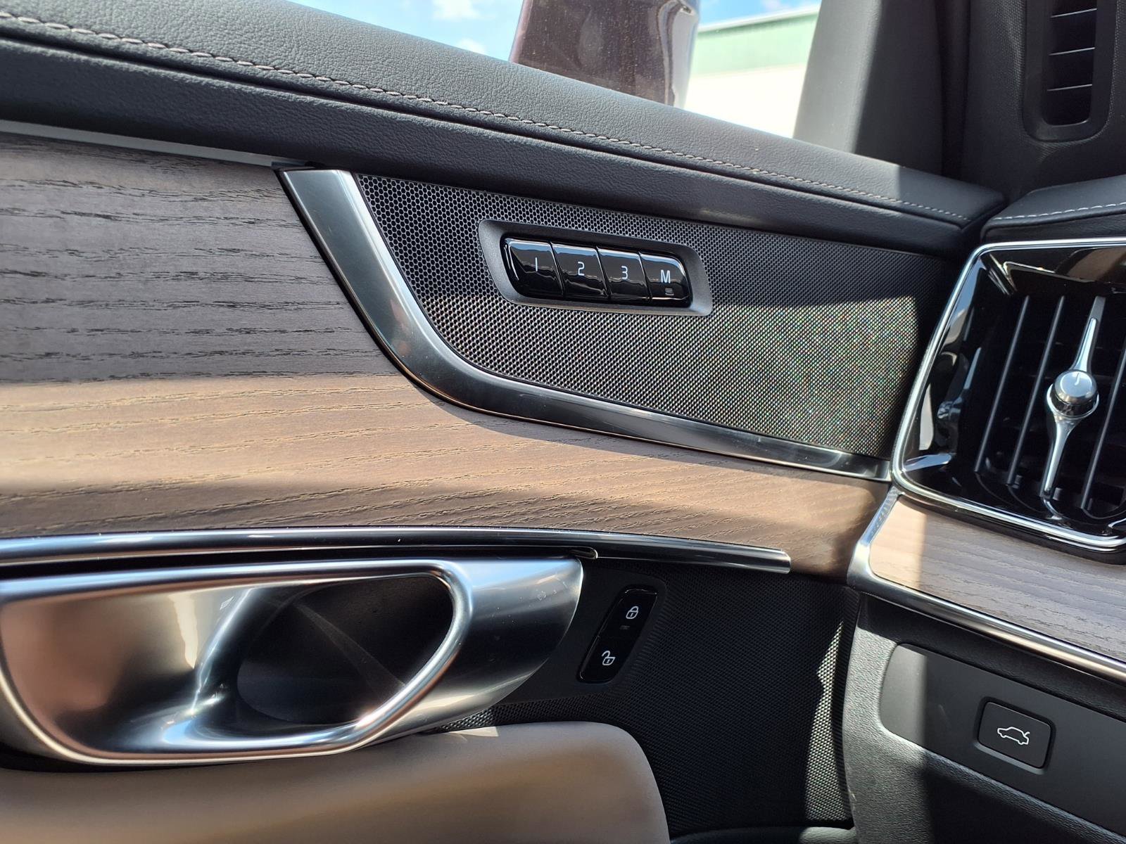 New 2026 Volvo XC90 B5 Core w/ Protection Package Premier image 18