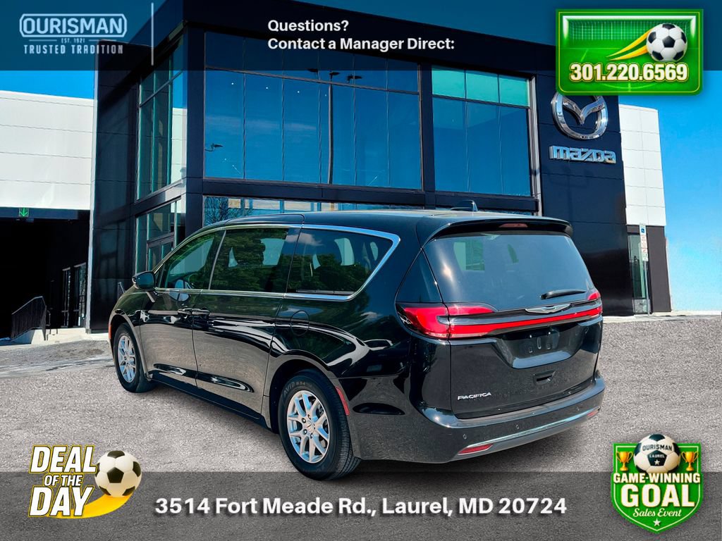Used 2024 Chrysler Pacifica Touring-L FWD image 4