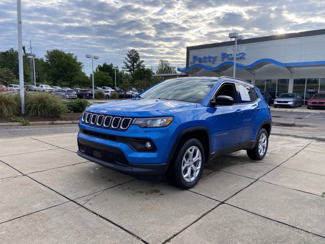 Used 2024 Jeep Compass Latitude AWD/4WD image 4