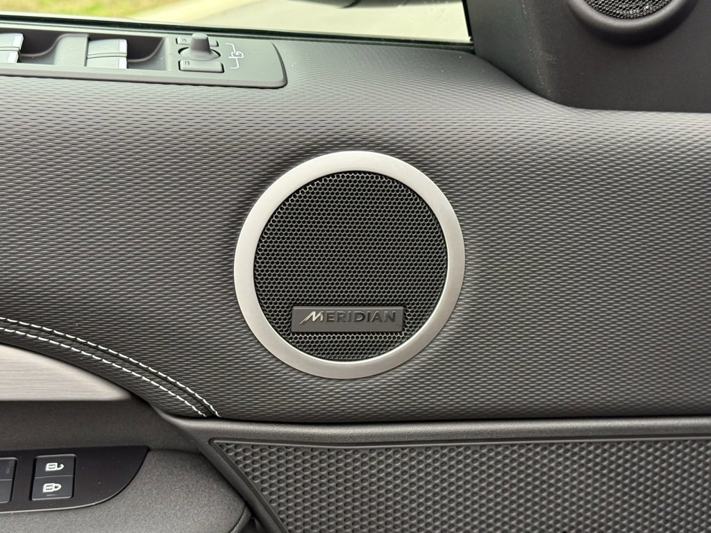 New 2026 Land Rover Discovery Limited Edition image 15