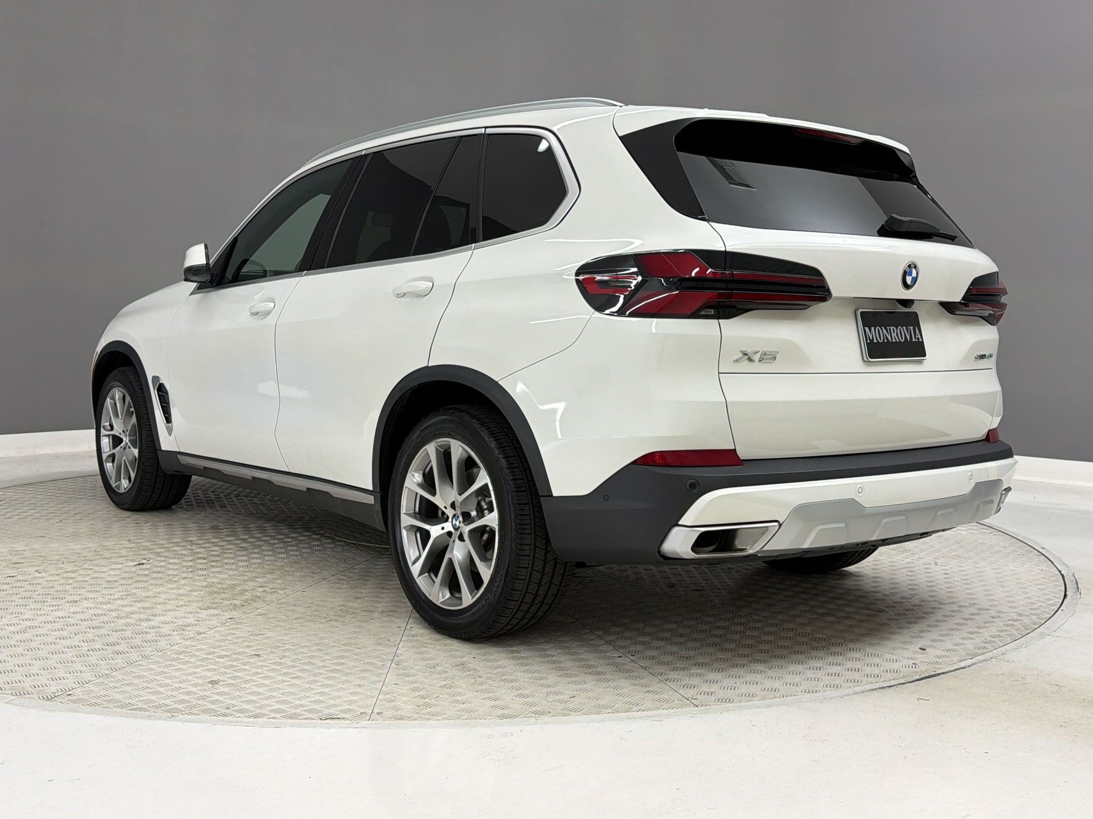 Used 2024 BMW X5 sDrive40i w/ Premium Package RWD image 3