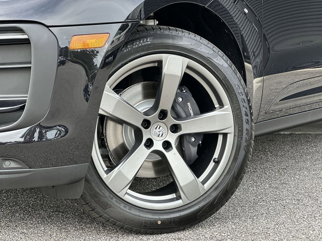 Certified 2025 Porsche Macan image 6