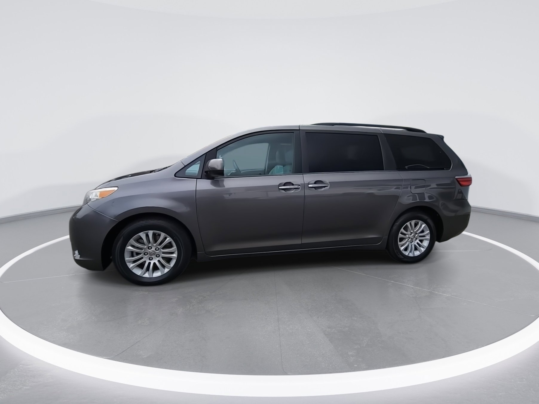 Used 2015 Toyota Sienna XLE w/ XLE Navigation Package image 5