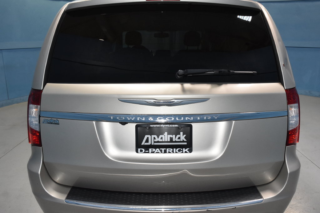 Used 2015 Chrysler Town & Country Touring-L w/ Driver Convenience Group FWD image 27