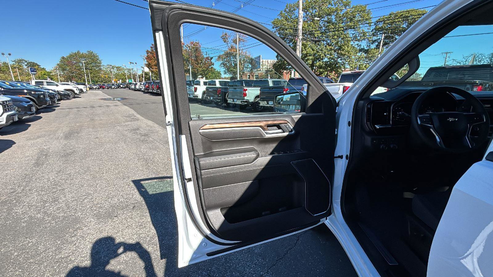 Used 2025 Chevrolet Silverado 1500 LT image 11