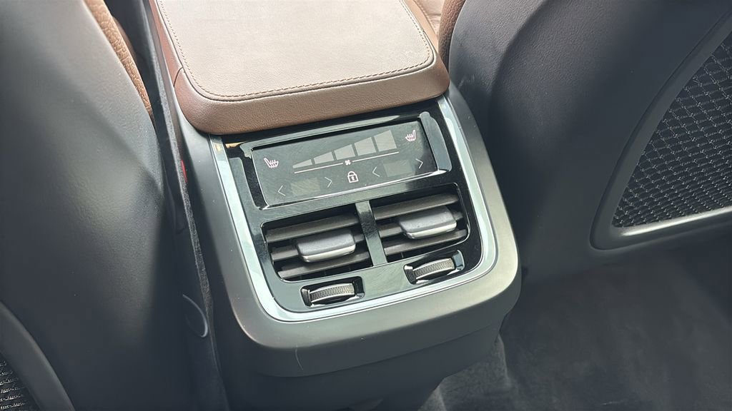 Used 2024 Volvo XC90 B6 Plus image 9