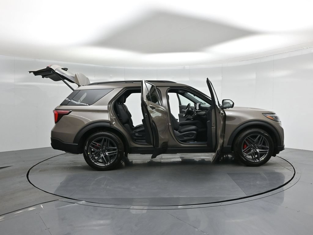 New 2026 Ford Explorer ST-Line w/ ST-Line Street Pack RWD image 4