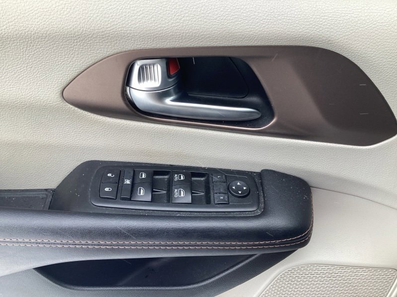 Used 2017 Chrysler Pacifica Touring-L image 16