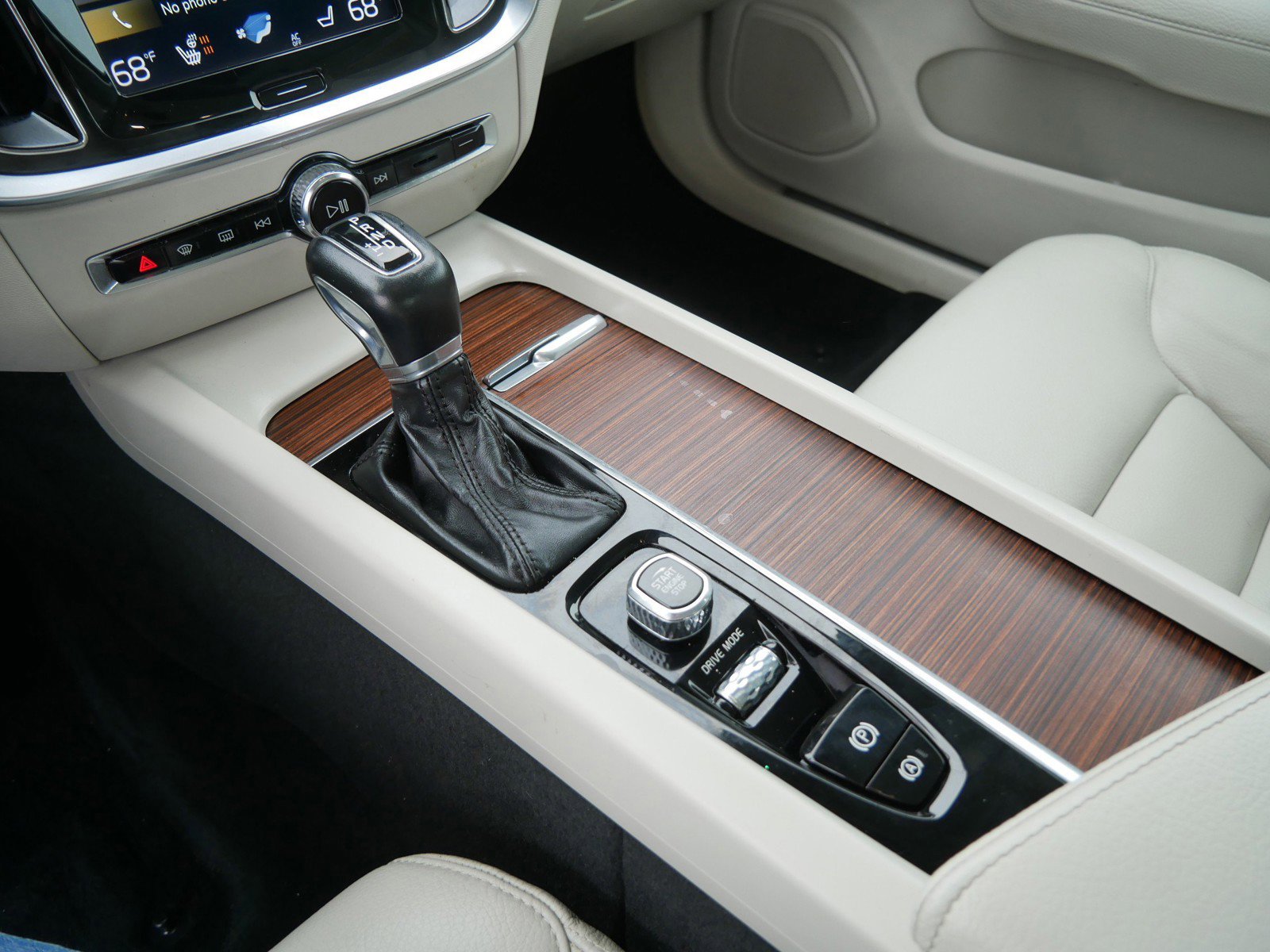 Used 2019 Volvo S60 T6 Momentum w/ Premium Package image 23