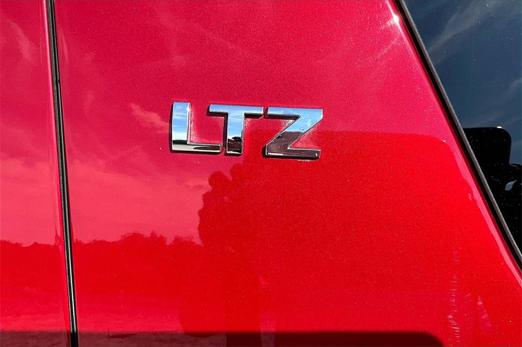 Used 2014 Chevrolet Suburban LTZ image 8