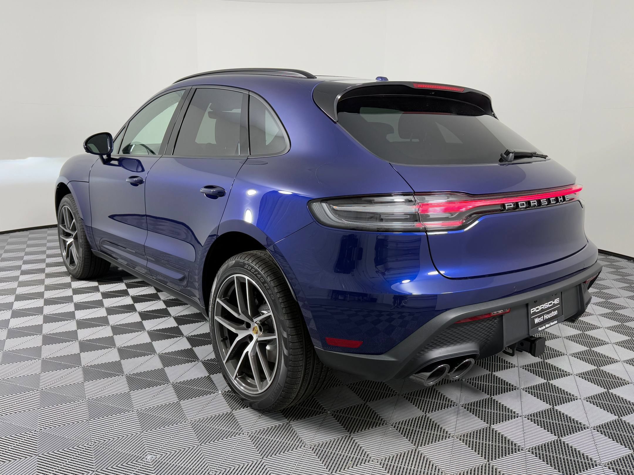 Certified 2026 Porsche Macan AWD/4WD image 3