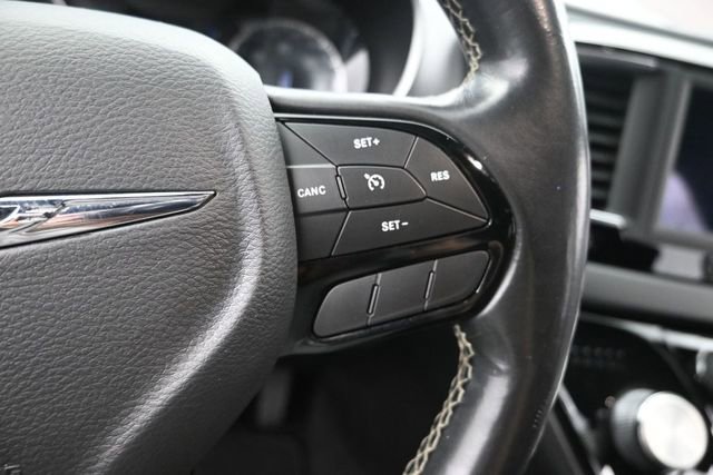 Used 2020 Chrysler Pacifica Touring w/ S Appearance Package FWD image 31