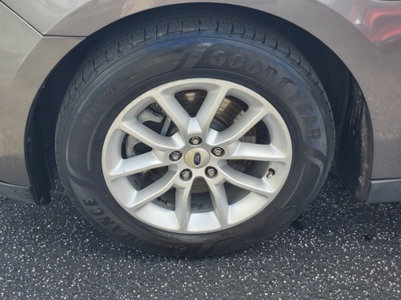 Used 2014 Ford Taurus SE FWD image 4