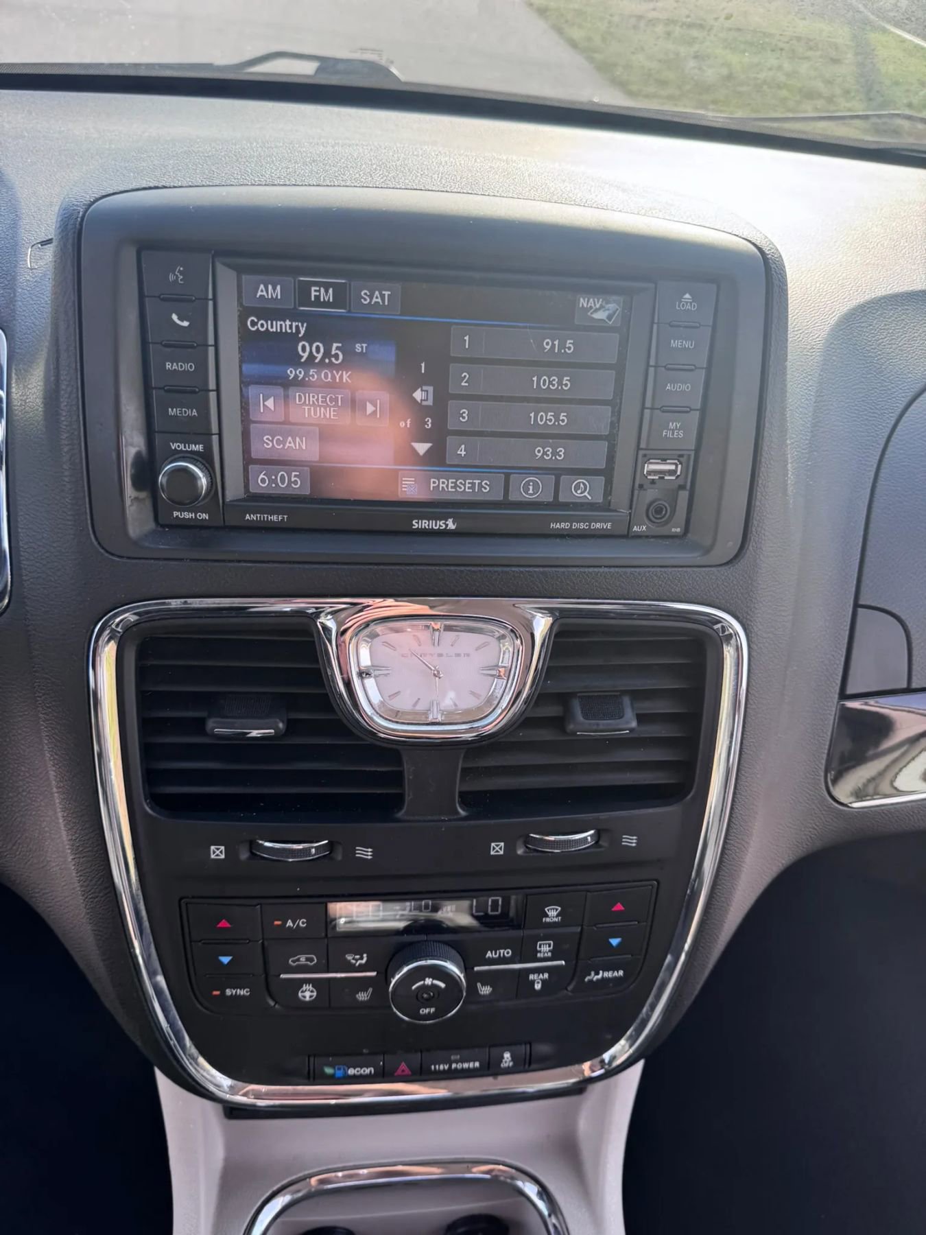 Used 2015 Chrysler Town & Country Limited FWD image 19