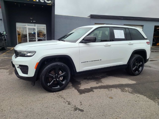 Used 2023 Jeep Grand Cherokee Altitude AWD/4WD image 2