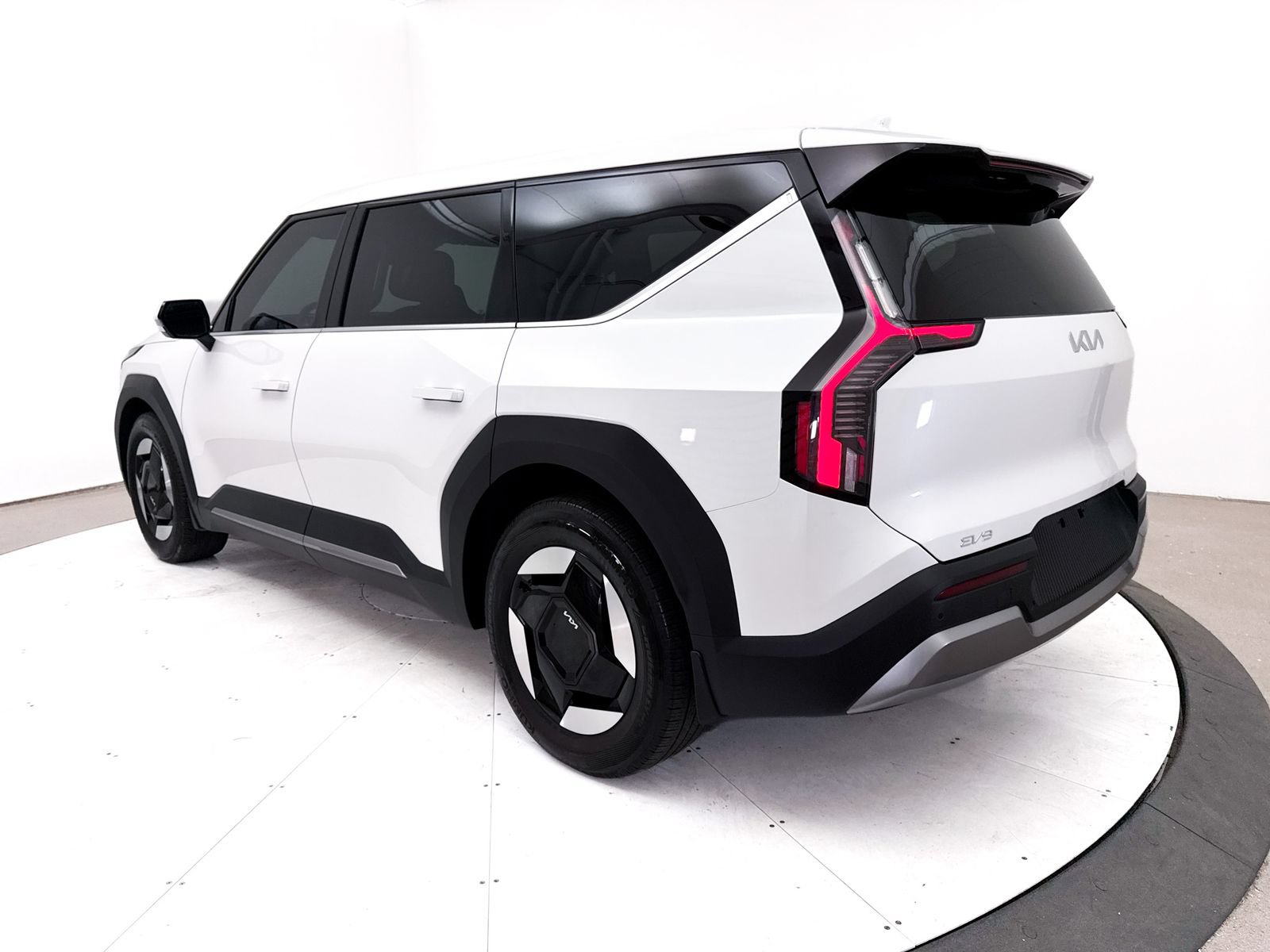 Certified 2024 Kia EV9 Light Long Range RWD image 17