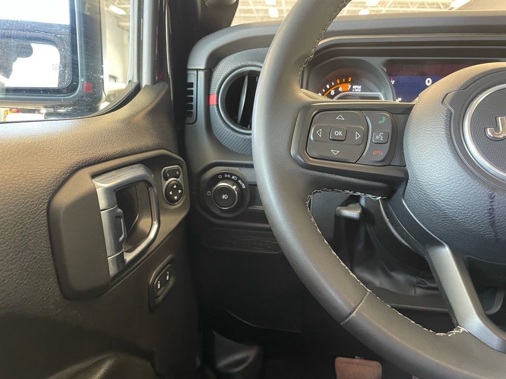 Used 2025 Jeep Wrangler Unlimited Rubicon image 12