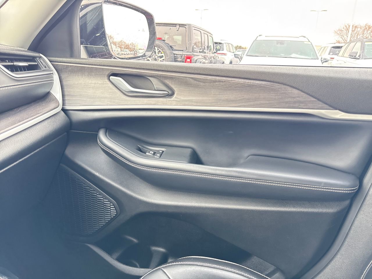 Used 2023 Jeep Grand Cherokee Limited image 25