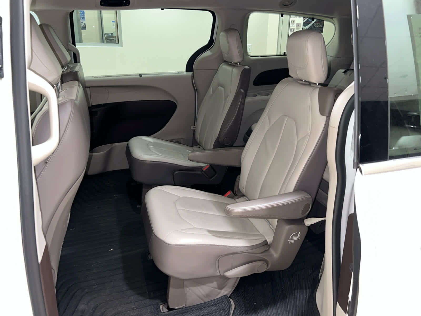 Used 2018 Chrysler Pacifica Touring-L FWD image 10