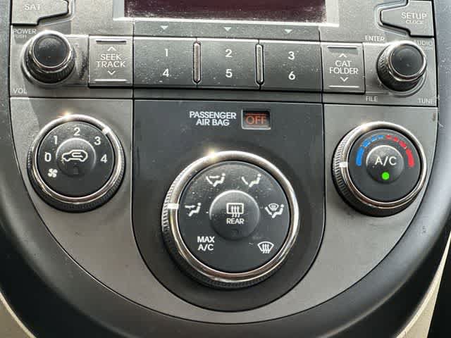 Used 2011 Kia Soul ! FWD image 12