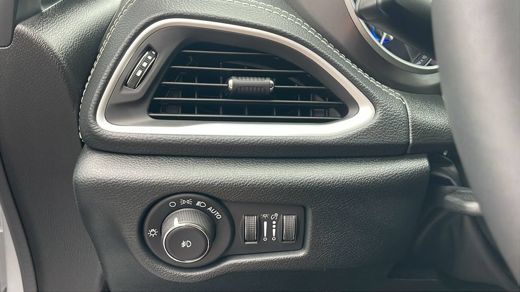 Used 2026 Chrysler Pacifica Select FWD image 33