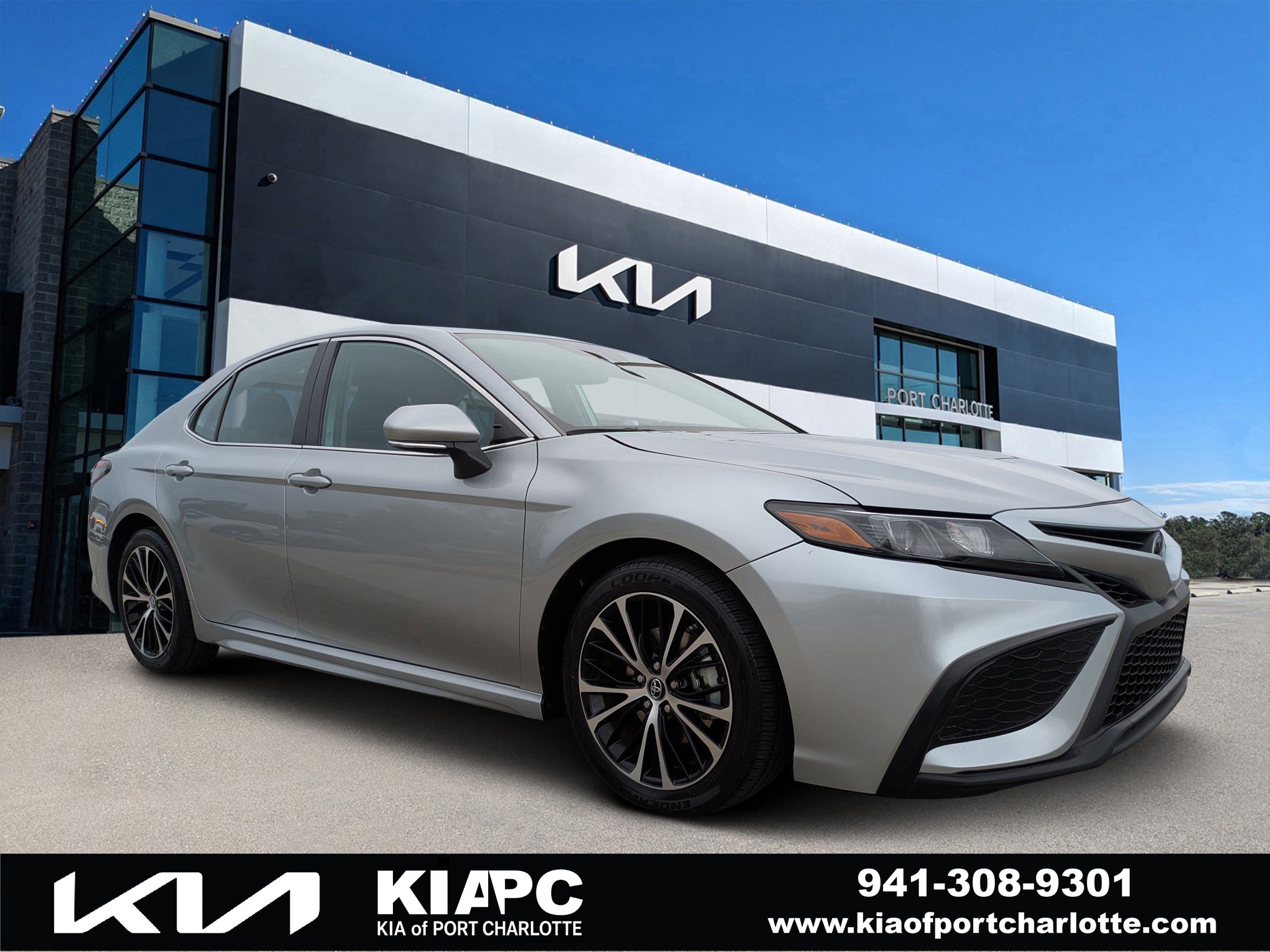 Used 2023 Toyota Camry SE image 1