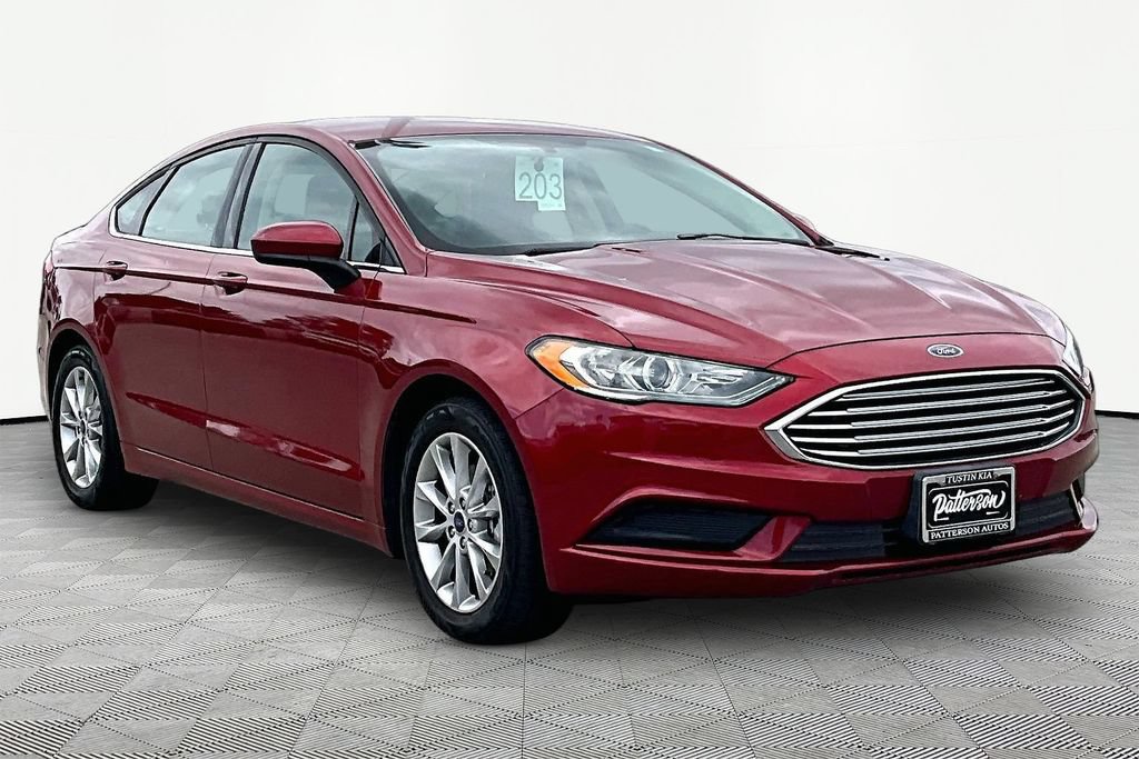 Used 2017 Ford Fusion SE w/ Fusion SE Technology Package FWD image 5