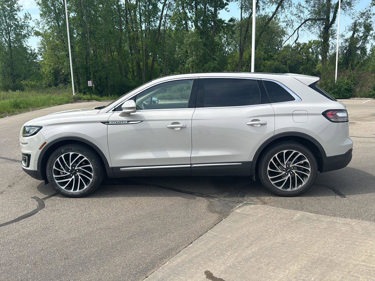 Used 2019 Lincoln Nautilus Reserve AWD/4WD image 2