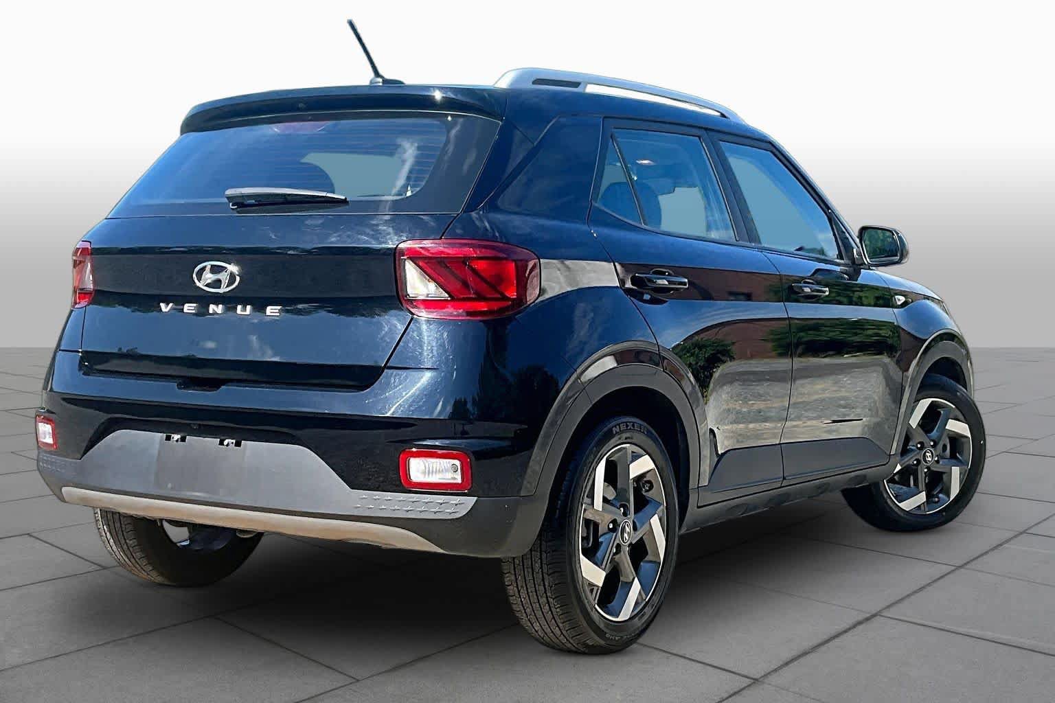 Used 2025 Hyundai Venue SEL FWD image 13