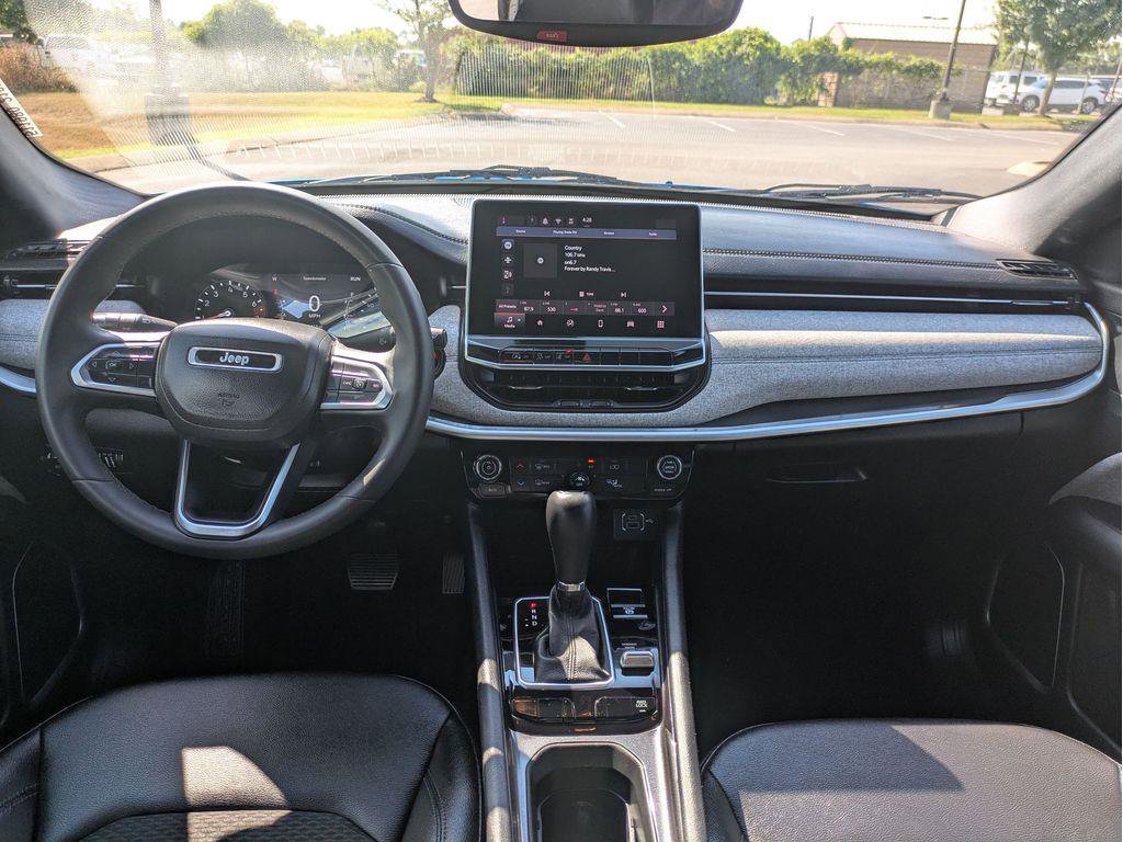Used 2024 Jeep Compass Latitude image 28