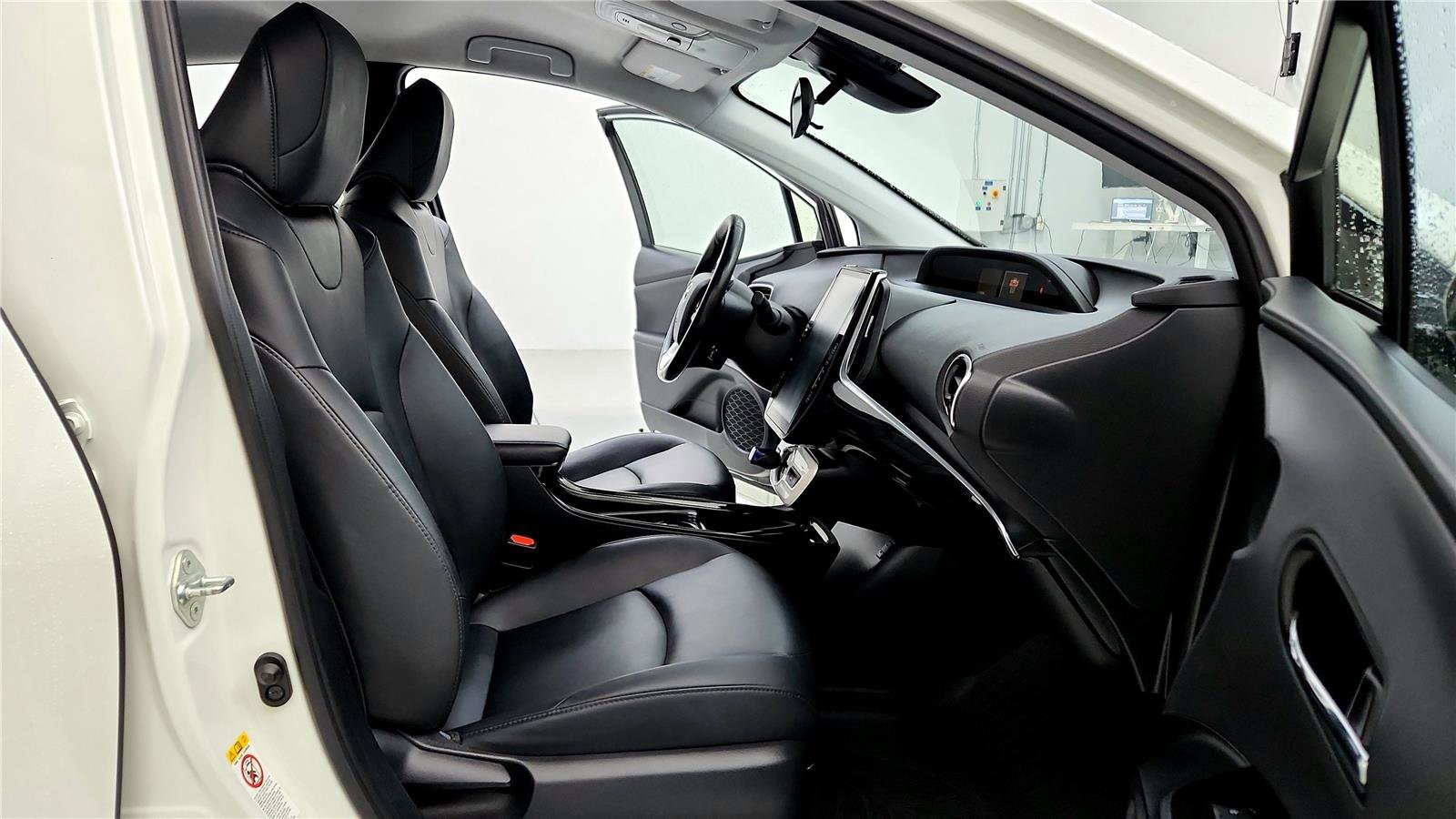 Used 2018 Toyota Prius Prime Premium image 16